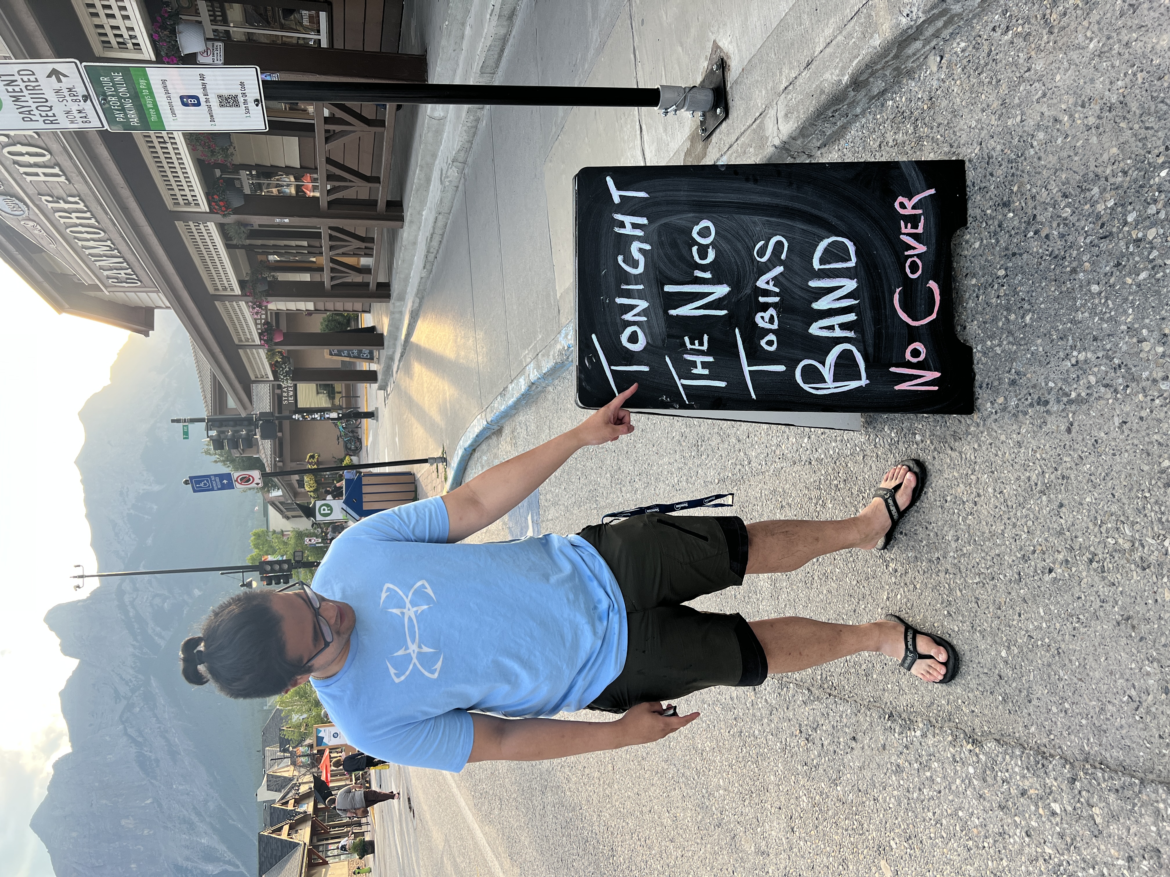 Live music sign